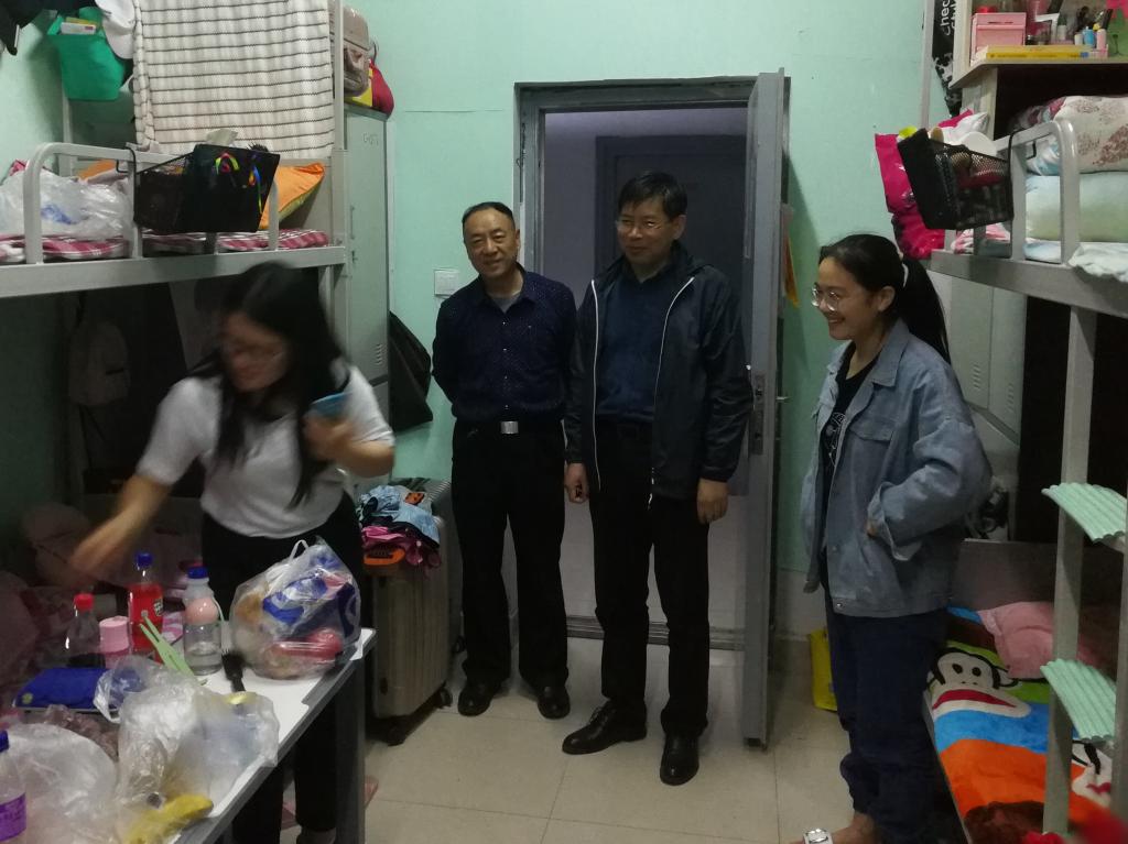 公司领导深入员工宿舍