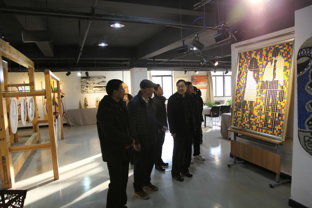 参观聋人老员工创意设计作品展