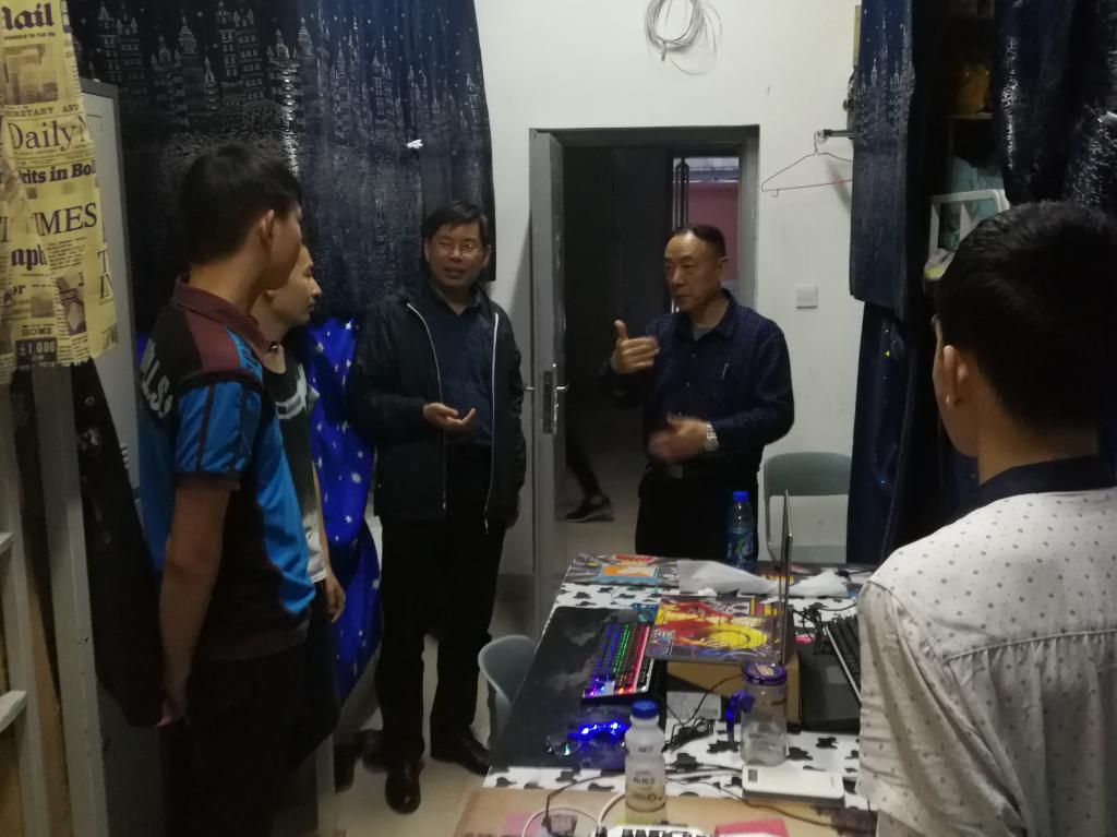 公司领导深入员工宿舍