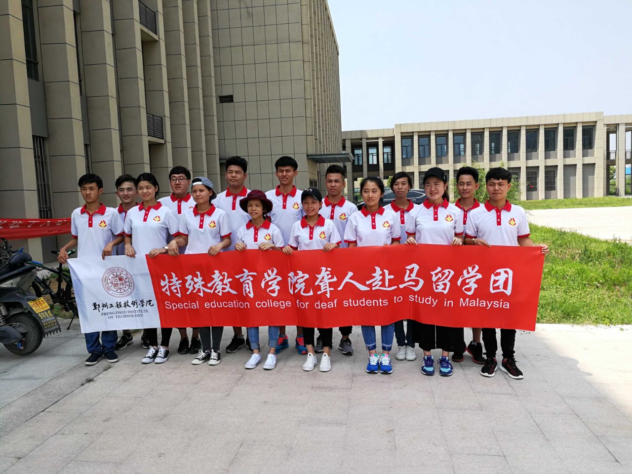 游学团员工合影