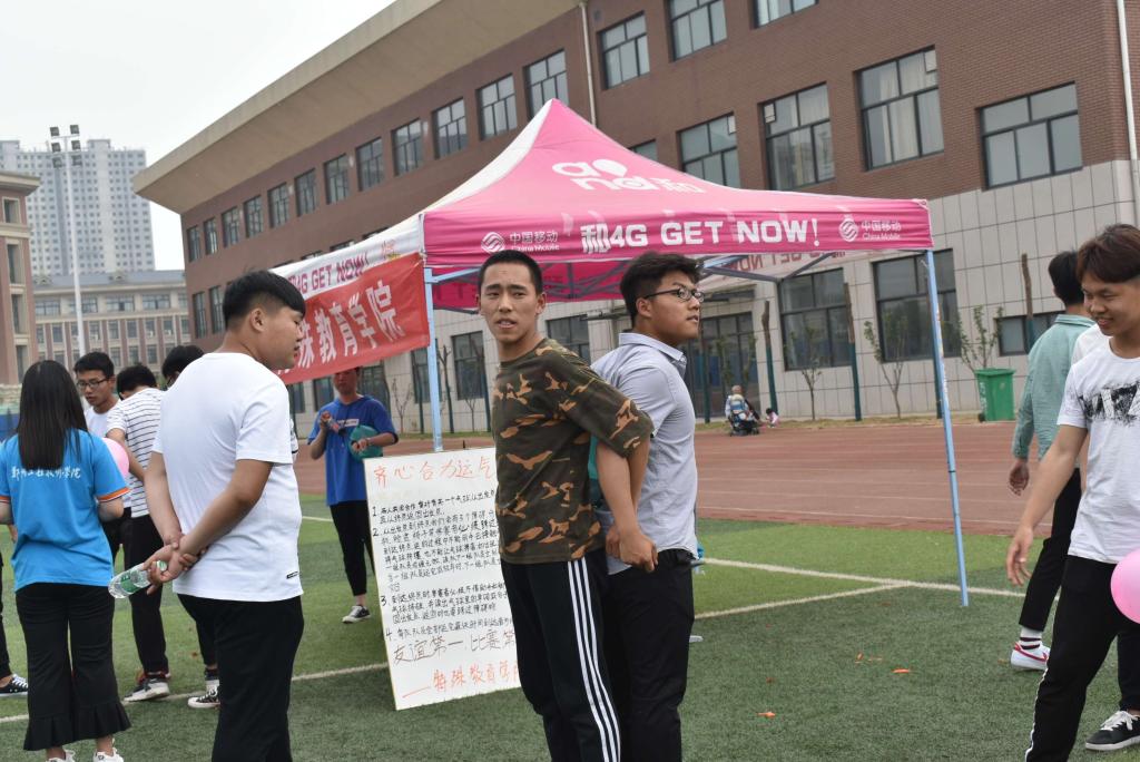 齐心协力夹气球