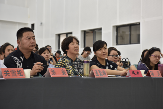 评委们在认真观看选手的手语展示