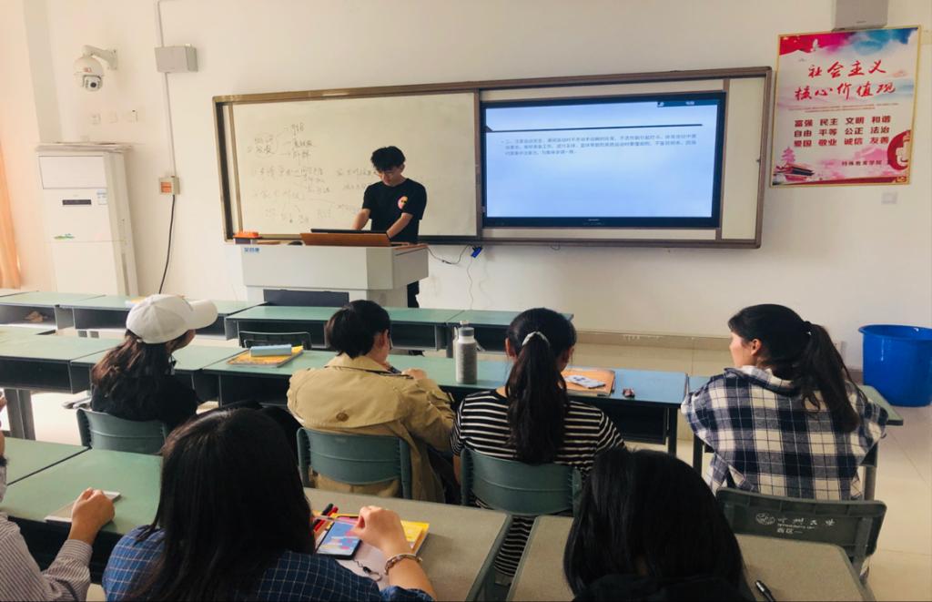 班长为同学们讲解案例