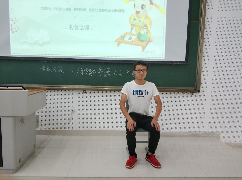同学做礼仪示范