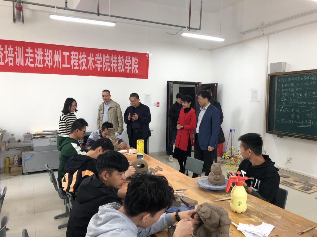 参观陶艺实训室