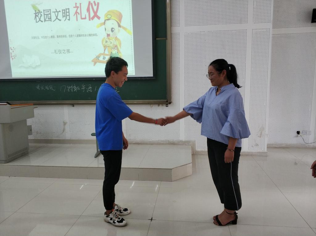 同学做礼仪示范