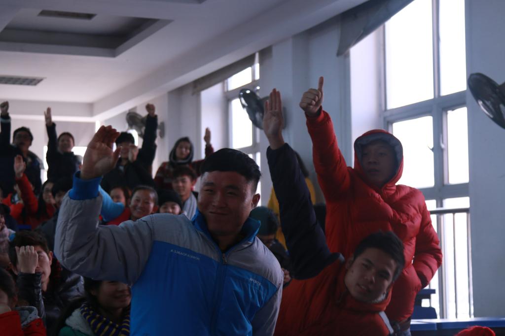 聋生踊跃参与问答