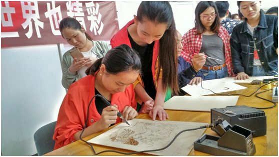 员工观摩并体验烙画