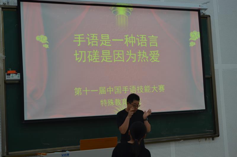 评委关雪松老师在做点评