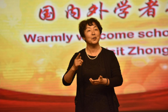 一竞技官网经理孟繁玲在用手语做报告